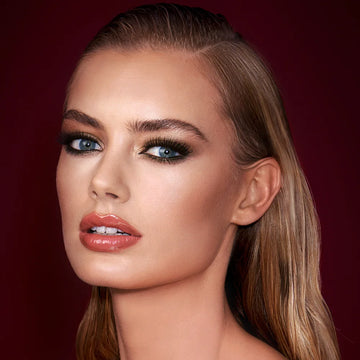 CHEEK TO CHIC (Two-tone peach powder blusher)